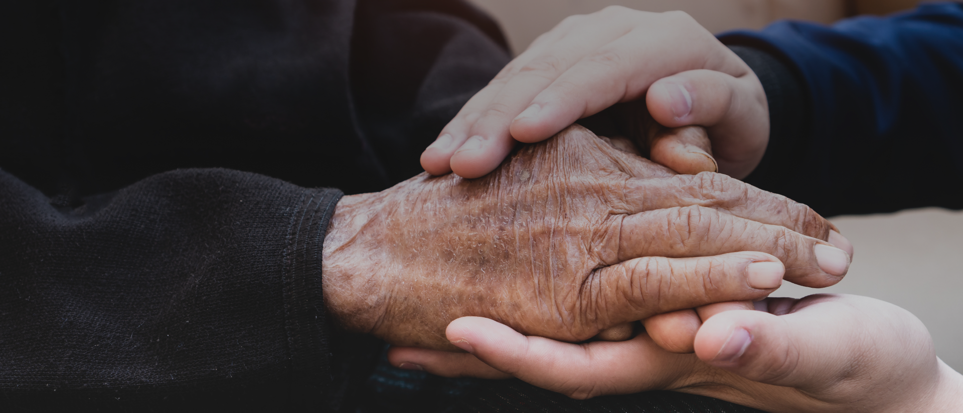 Une personne tient les mains de l'autre en la protégeant